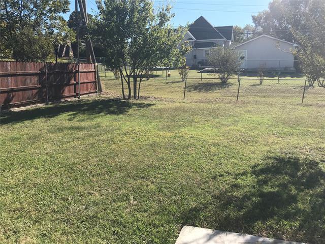 Building Photo - 304 E 6th St