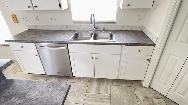 Building Photo - Come see this beautiful 3 bedroom, 2 bath, 2 car garage home for rent near Citrus Park Mall!