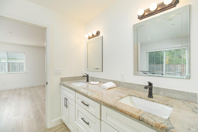 Building Photo - 996 Simmons Ln