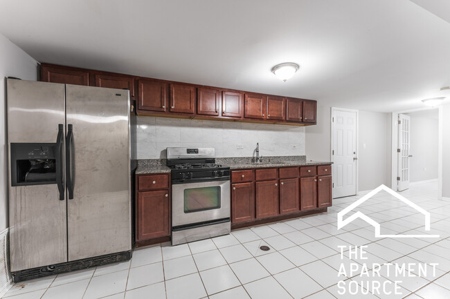Primary Photo - 1317 W Foster Ave