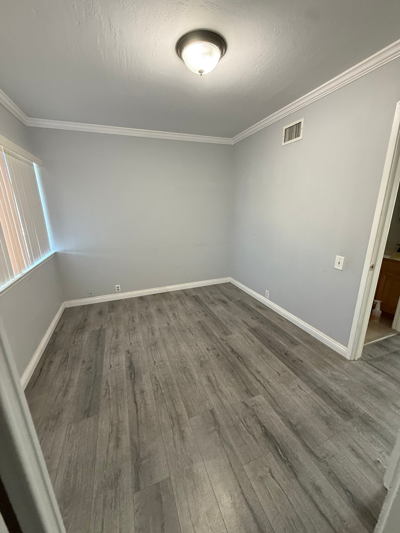 Room 2 - 2617 Lakemoor Pl