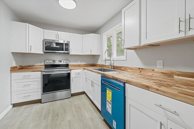 Building Photo - Single Family Home For Rent