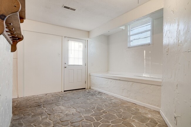 Building Photo - 106 Bluewater Dr