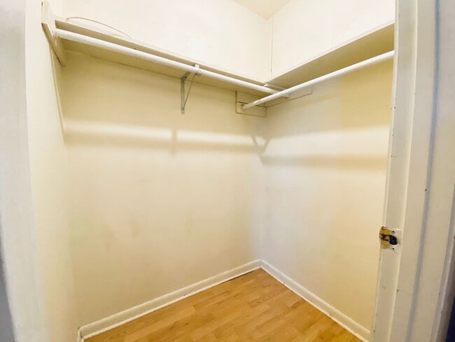 Building Photo - AVAILABLE OCTOBER 2025  [PET FRIENDLY]
