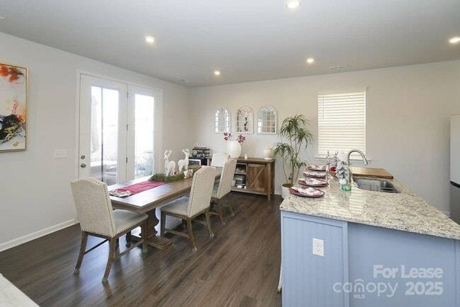 Building Photo - 547 Sitka Dr