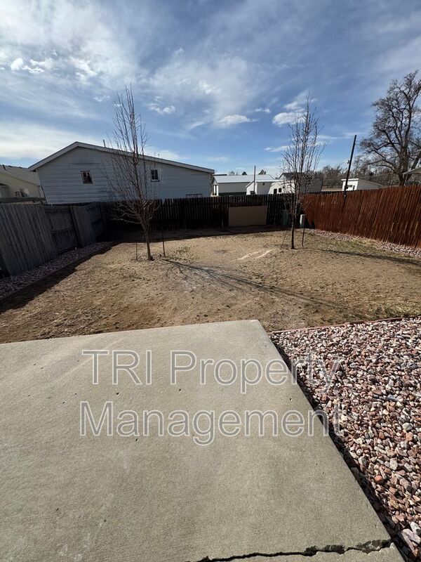 Building Photo - 2027 Birch Ave