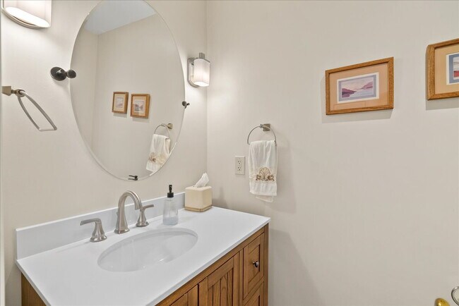 Building Photo - Beautiful End-Unit Townhome with Spacious Interior and Outdoor Living