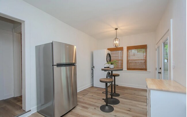 Building Photo - Updated & Beautiful 2 Bedroom Home with Private Backyard!