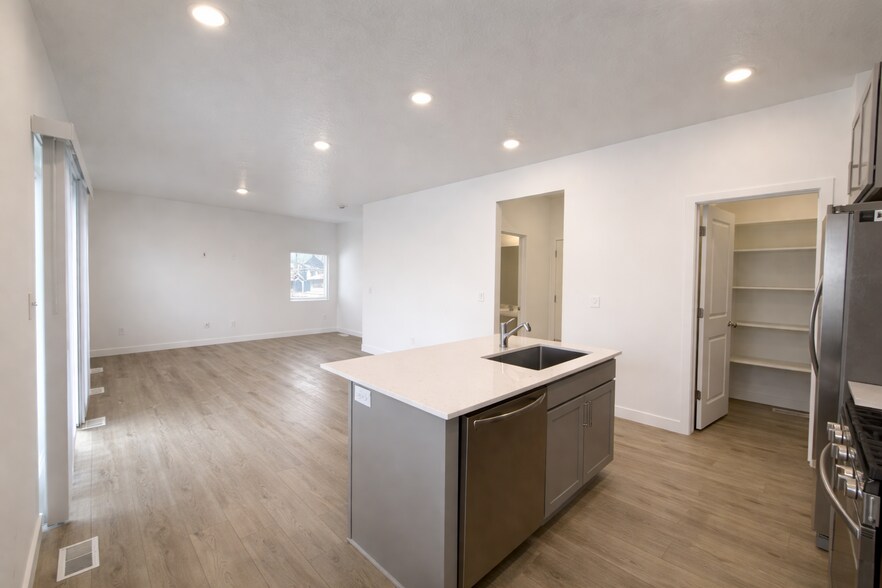 Building Photo - 1642 W Blue Flax Dr