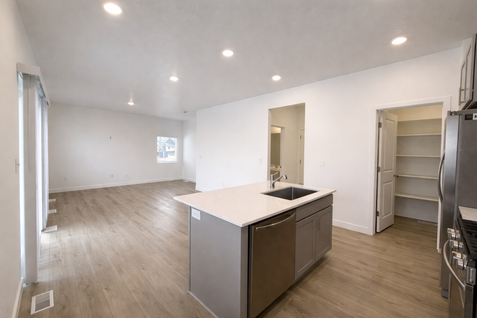Building Photo - 1642 W Blue Flax Dr