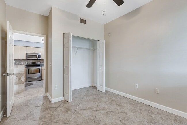 Building Photo - ** RESERVE AT NAPLES ** 3 BED / 2 BATH - TOP FLOOR CONDO - CENTRAL NAPLES - ANNUAL RENTAL