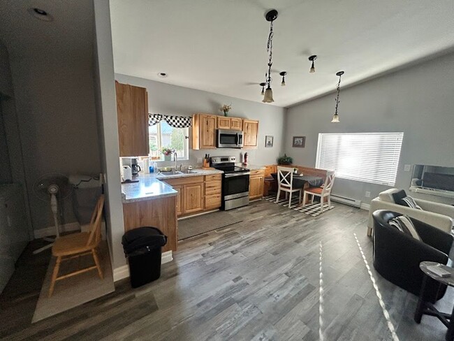 Building Photo - Fully Furnished 2 Bedroom, 1 Bath Home, in...