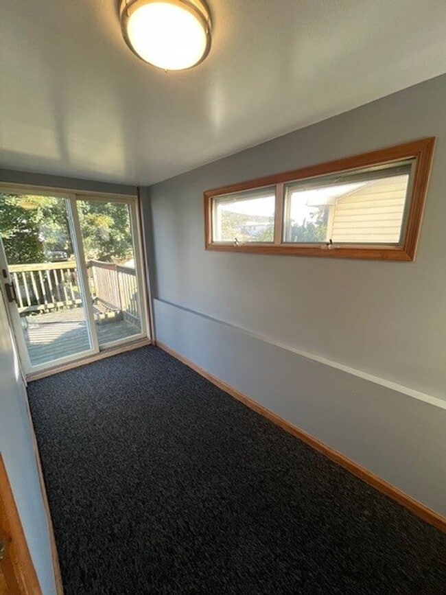 Building Photo - 3 bedroom 1 bathroom