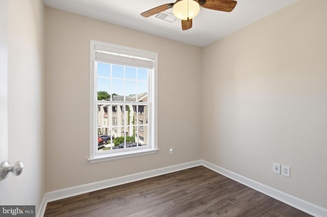 Building Photo - 5504 Sacramento Mews Pl