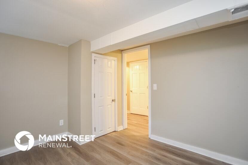 Building Photo - 1006 SW Lakeview Blvd