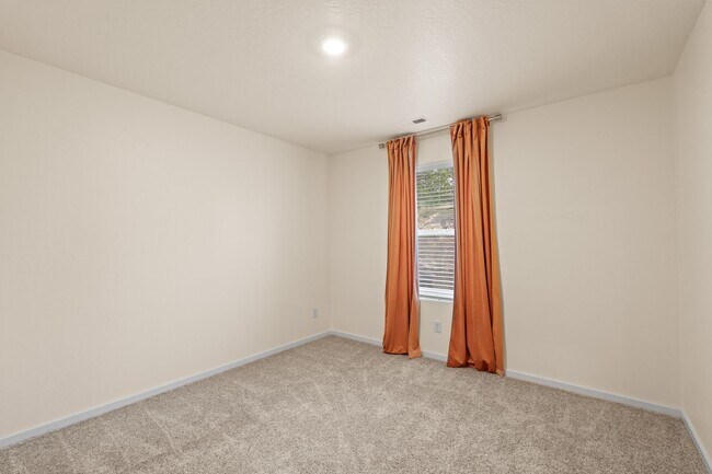 Building Photo - 2022 Built Charming 4-Bedroom Retreat with Scenic Views just 15 minutes west from downtown Spokane