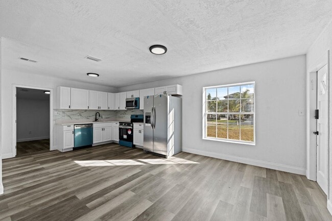 Building Photo - 585 Lindley Terrace