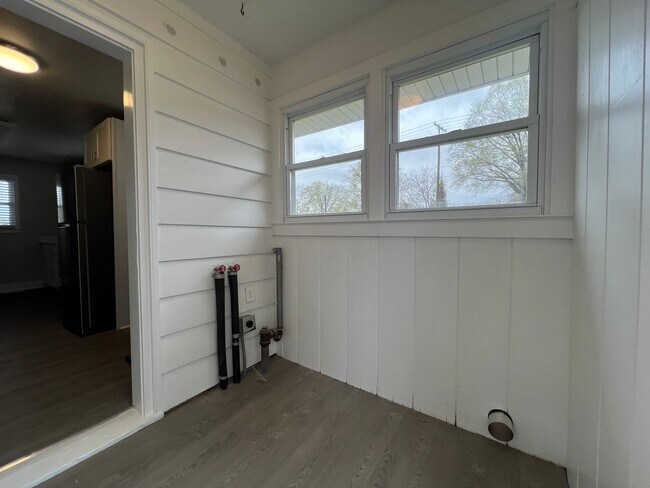 Building Photo - Newly Renovated 3/1 in Greenville!