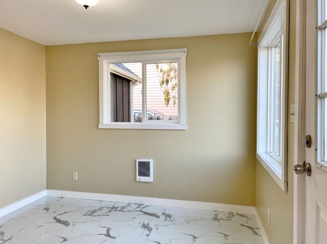 Building Photo - Updated 2 Bedroom