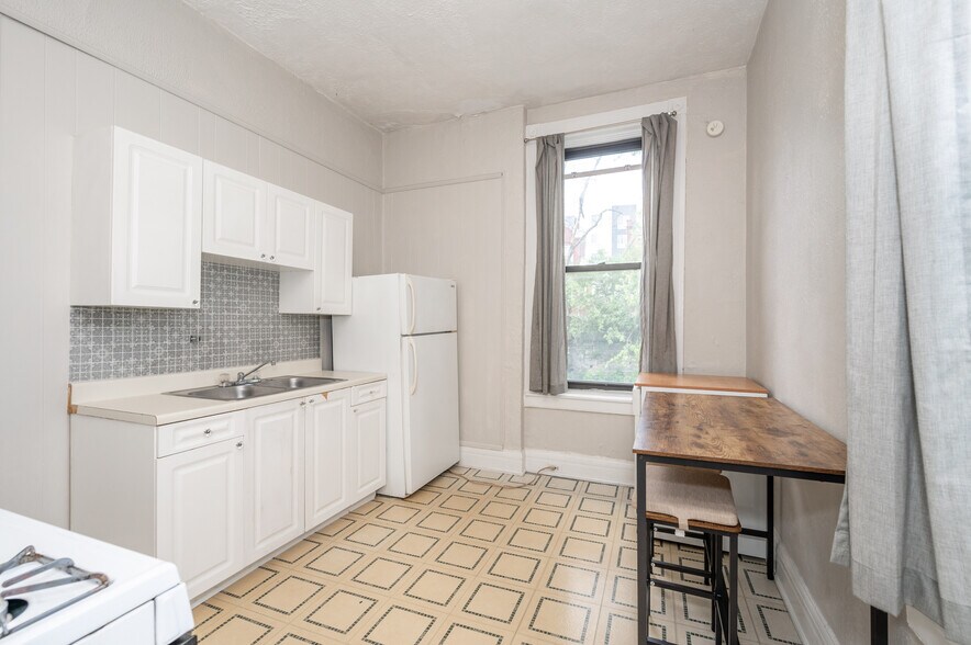 Kitchen no dishwasher - 120 Lyon St