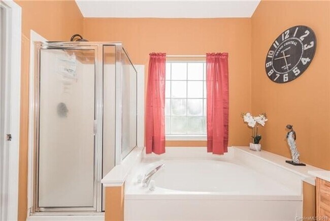 Building Photo - Spacious 4BR House in Charlotte