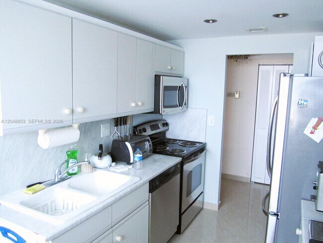 Building Photo - 1833 S Ocean Dr