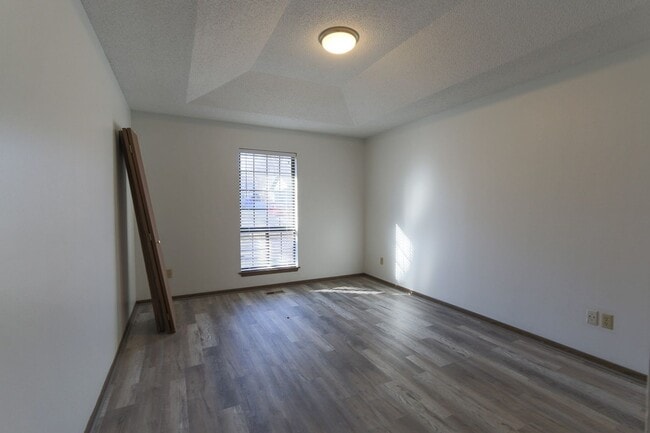 Building Photo - {8515} Walking distance to South Lake Park + 2 Car Attached Garage + Deck!