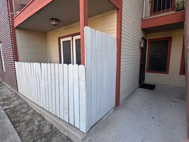 Building Photo - 1111 Shiloh Dr