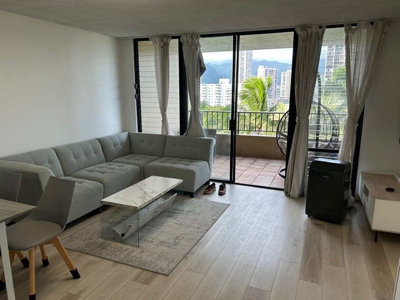 Building Photo - 2121 Ala Wai Blvd