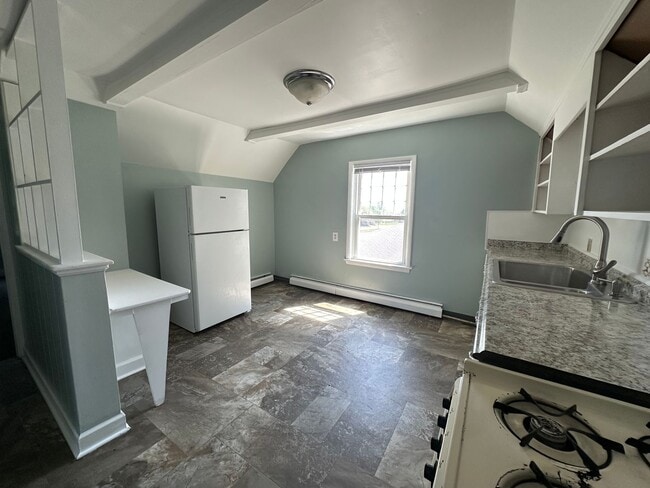 Building Photo - One Bedroom Upper Unit!