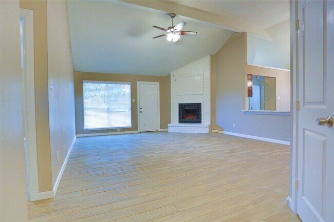 Building Photo - 7007 Glen Rosa Dr