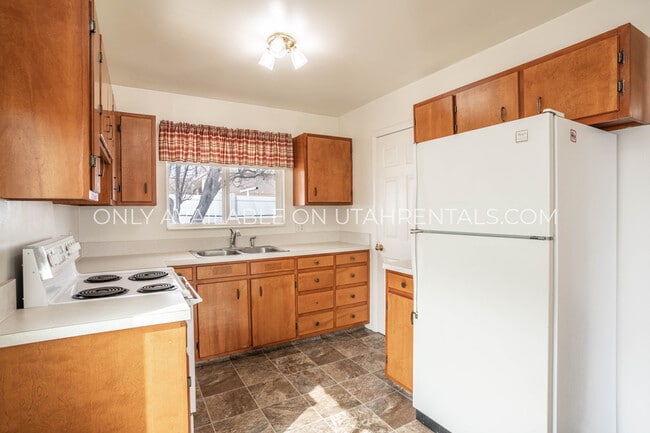 Building Photo - 742 E 200 N