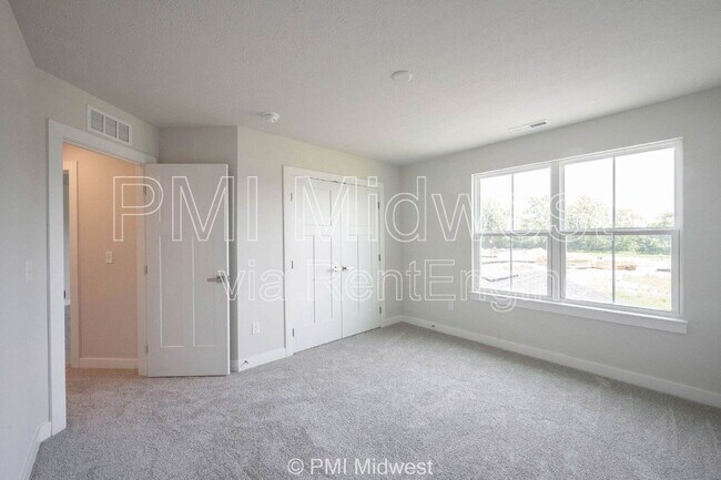 Building Photo - 581 Roosevelt St