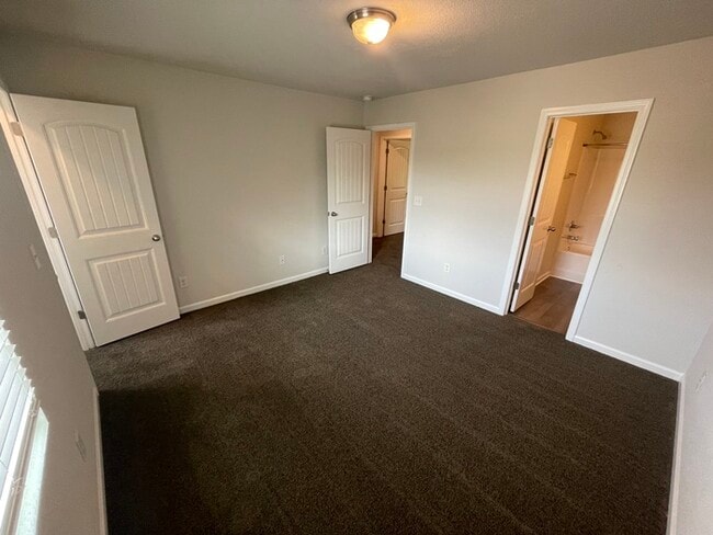 Building Photo - 2BD 2BA Townhome