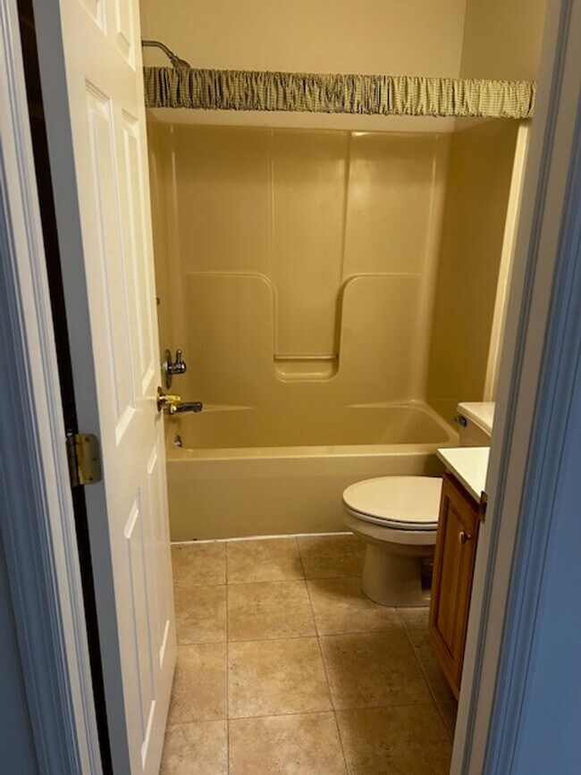 Building Photo - Beautiful 2 Bedroom, Loft 1 1/2 Bath Townhome Wyomissing