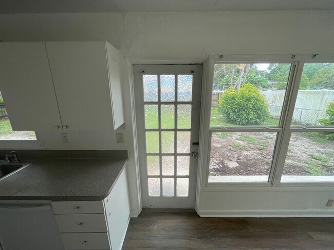 Building Photo - Charming 3-Bedroom Home with 1 Bath and 1-...