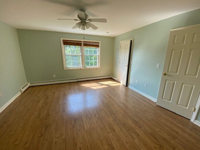 Building Photo - 4BD/1.5BA S. Burlington Townhome