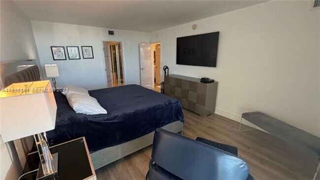 Building Photo - 100 Bayview Dr