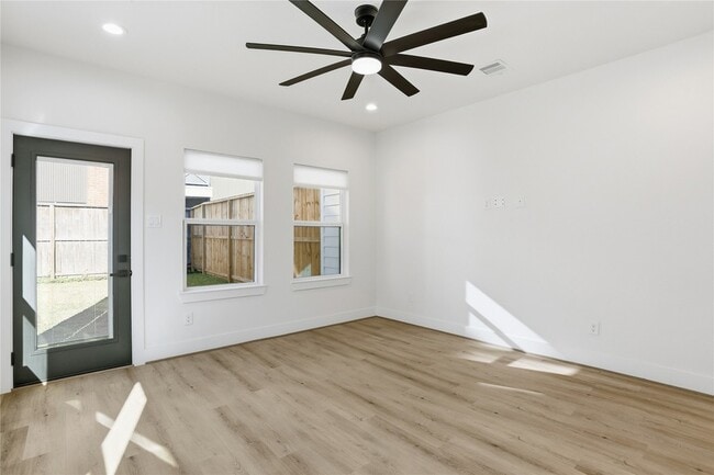 Building Photo - 712 Delano St