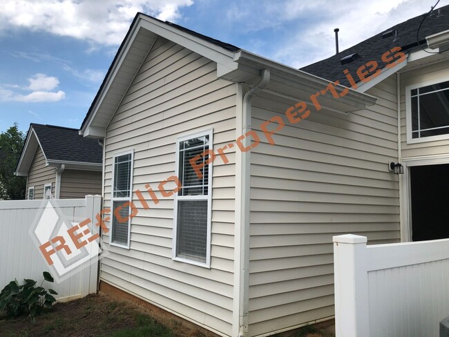 Building Photo - Great Location! 3 Bedroom 2.5 Bathroom 1 C...