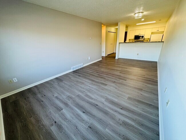 Building Photo - 395