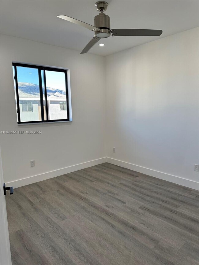 Building Photo - 4631 SW 32nd Ave