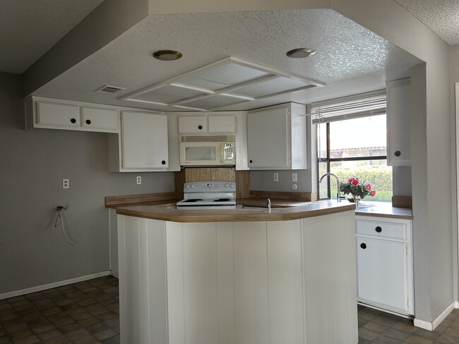 Building Photo - 16780 Green Tree Blvd
