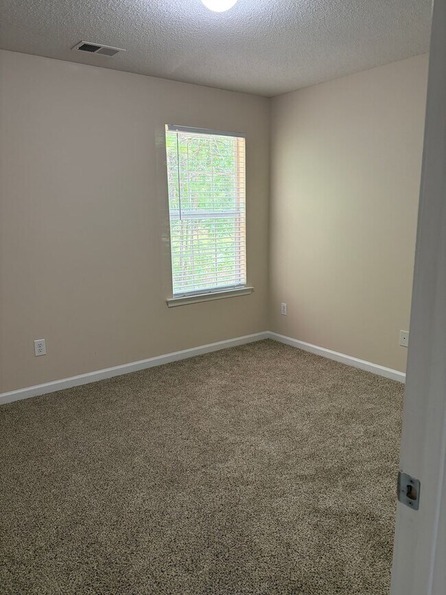 Building Photo - Large Home in Established Neighborhood