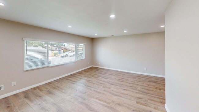 Building Photo - Comfortable 4 Bed 2 Bath House!!