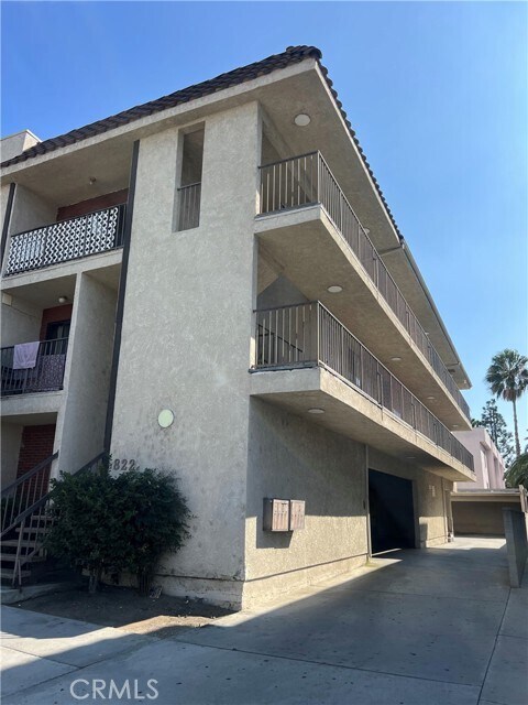 Building Photo - 822 E Lomita Ave