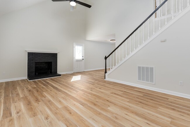 Building Photo - Beautifullly renovated home with easy access to I-26