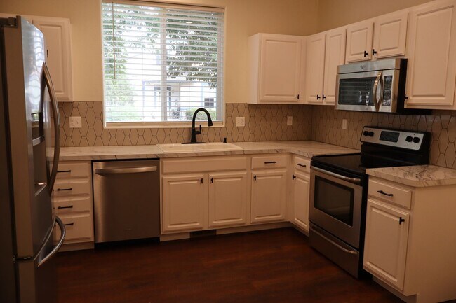 Building Photo - Beautiful Fort Collins 3 Bed, 2.5 Bath Tow...