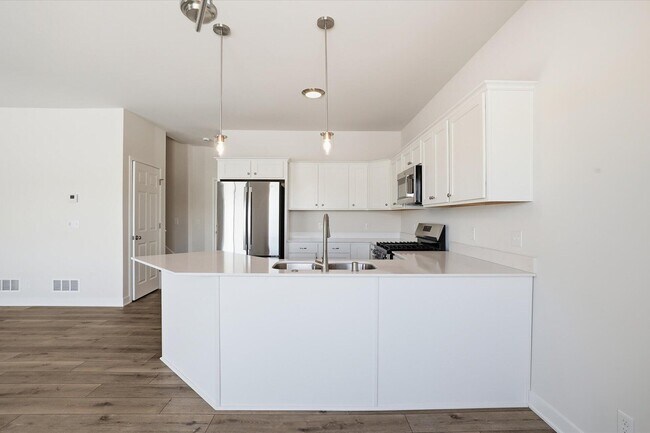 Building Photo - 330 Cattail Ct