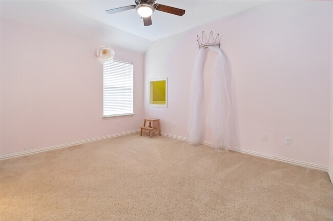 Building Photo - 920 Falcon Dr